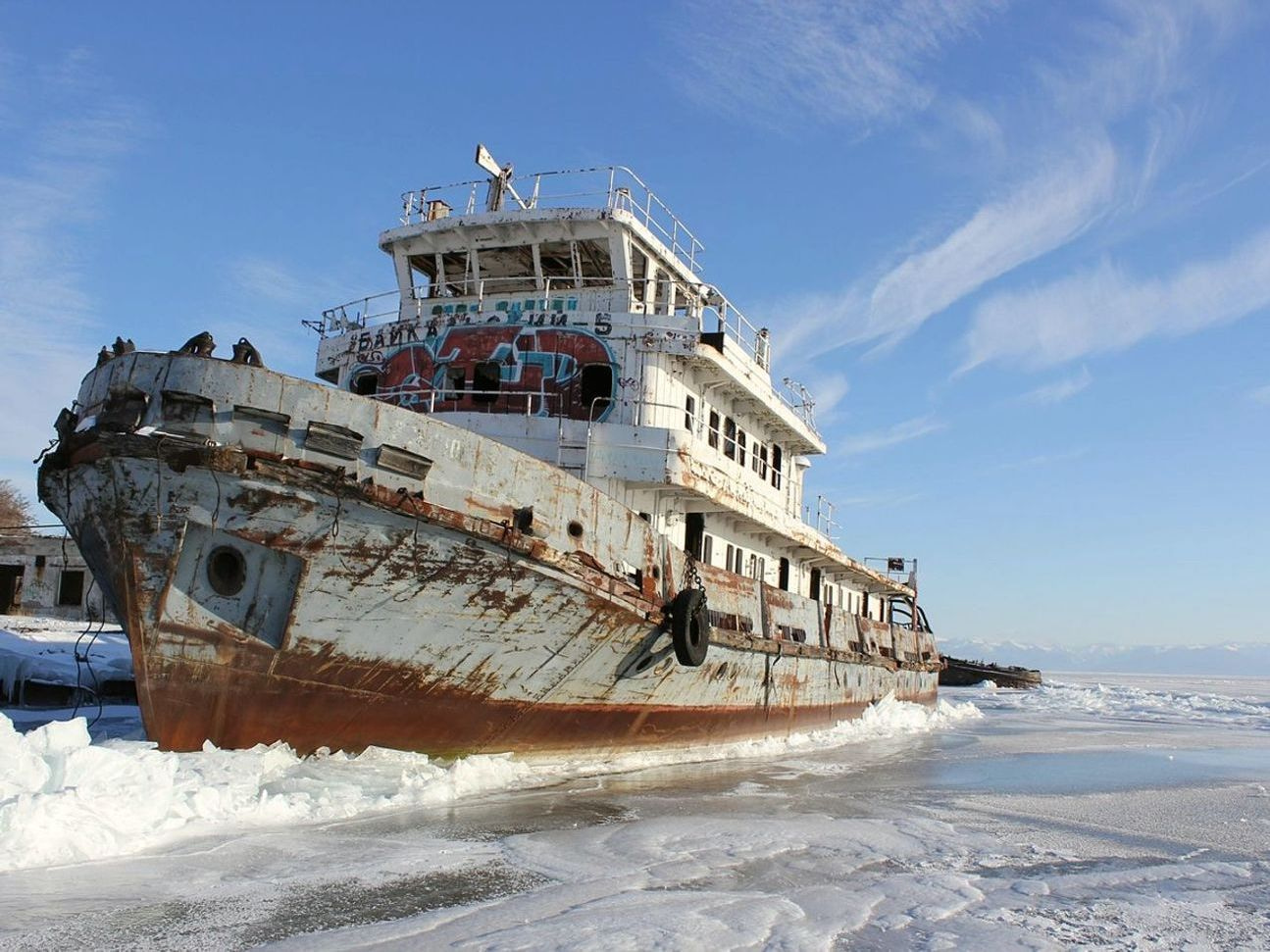 Equipos de pesca en hielo listos en la orilla